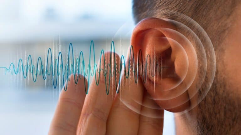 Goede oorzorg houdt je brein scherp. Want een hoorapparaat doet veel meer dan je terug goed te doen horen.