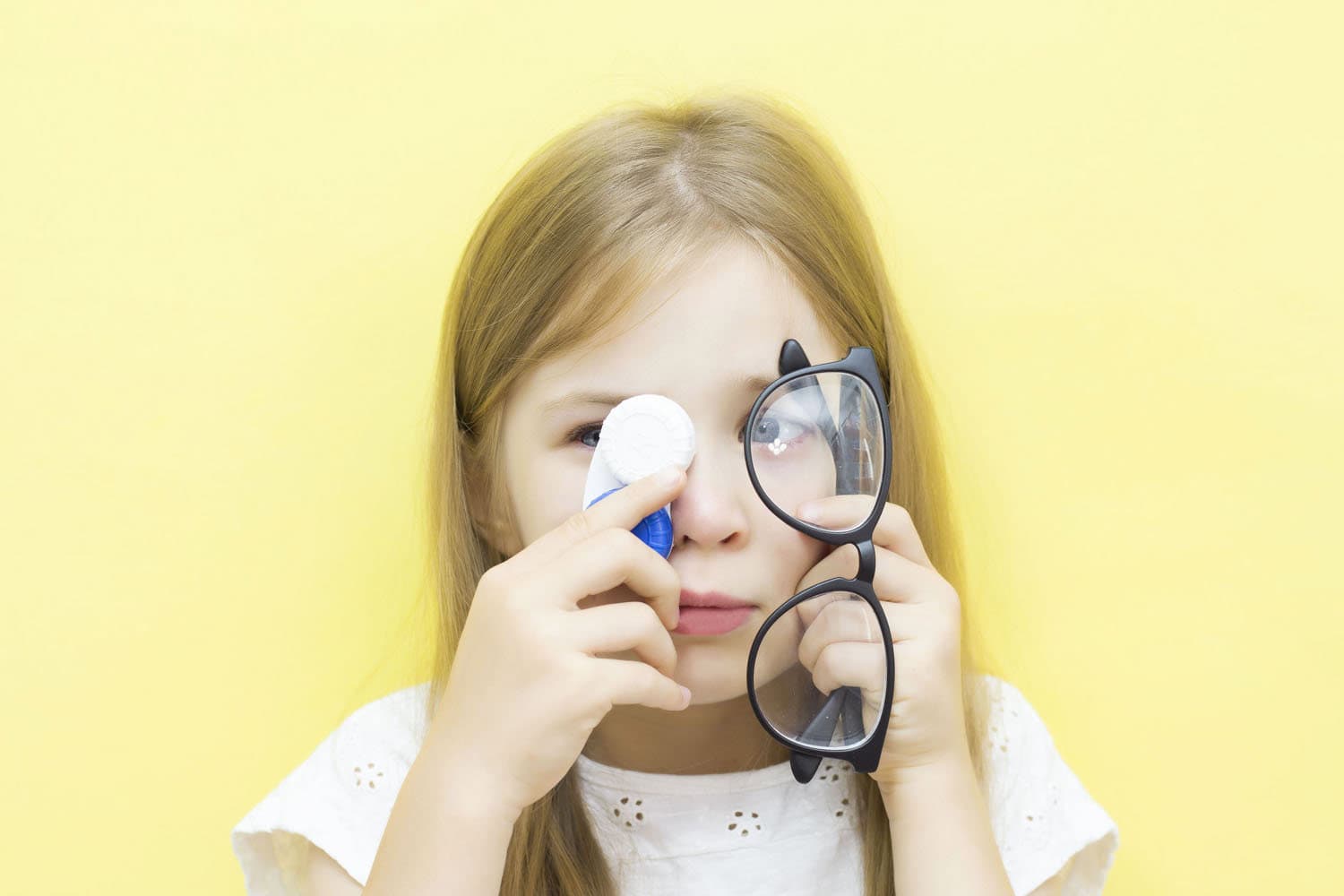 Kies je voor een bril of voor contactlenzen om myopie bij je kind af te remmen?