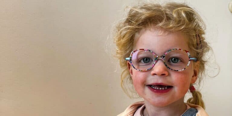 Is jouw kind aan een eerste bril toe? Dan is een ravotbril een must. Lees hier alle tips voor de perfecte kinderbril.