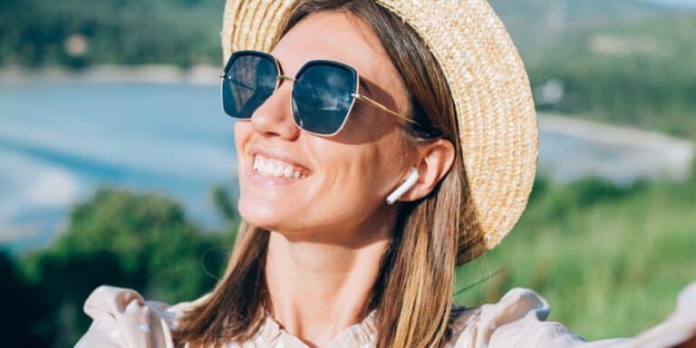 Hoe bescherm je je zonnebril op vakantie tegen chloor, hitte en vervorming? Lees onze 5 praktische tips.
