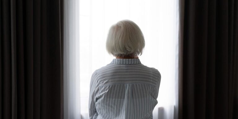 Er een aangetoond verband tussen slechthorendheid en dementie. Je leest het goed. Als je minder goed hoort, loop je meer kans op dementie.